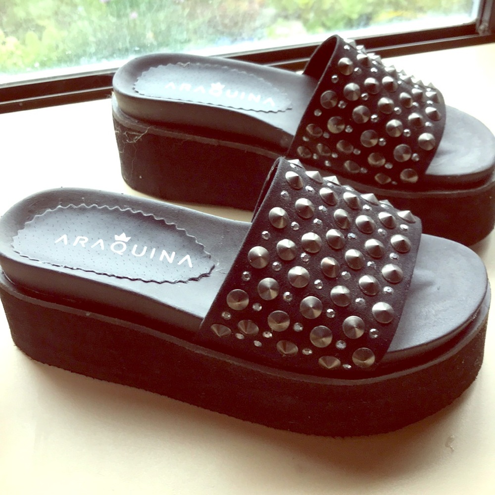 Araquina  Sandals size 6